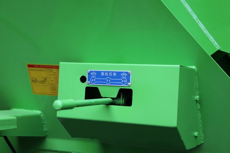 东风柳汽 霸龙 350马力 6X4 国四混凝土搅拌车底盘(LZ5250GJBPDHA)