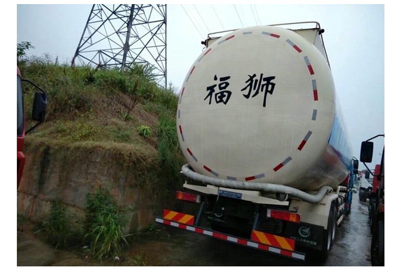 东风柳汽 乘龙 375马力 8X4 国三粉粒物料车(中航福狮牌)(底盘号LZ1310PELT)