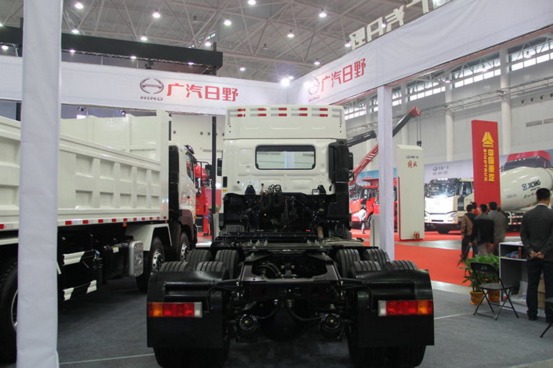 广汽日野 700系列重卡 380马力 6X4 国四牵引车(YC4250SS2PK4)