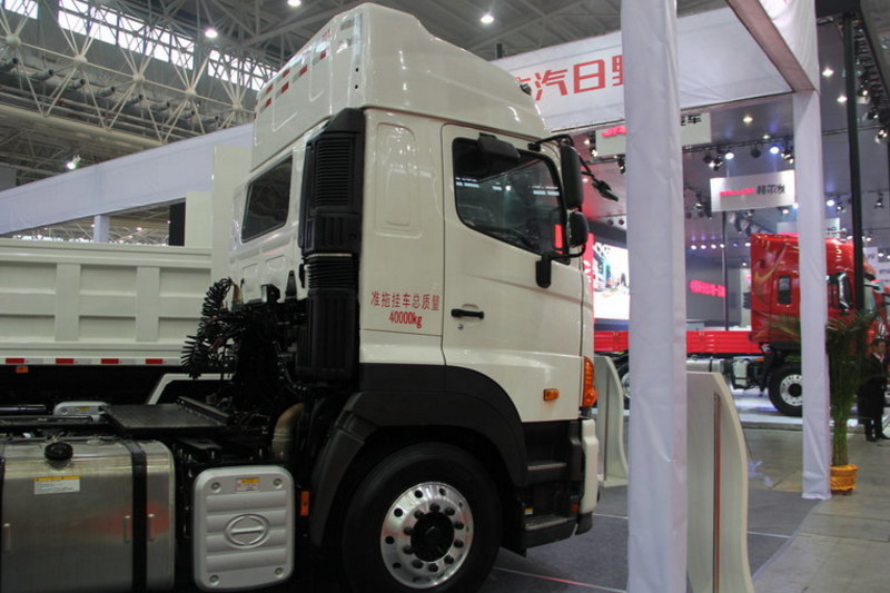 广汽日野 700系列重卡 380马力 6X4 国四牵引车(YC4250SS2PK4)