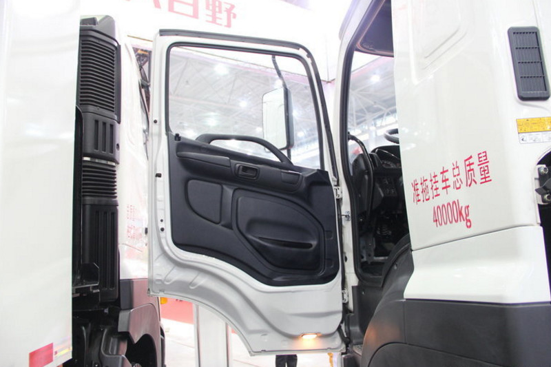 广汽日野 700系列重卡 380马力 6X4 国四牵引车(YC4250SS2PK4)