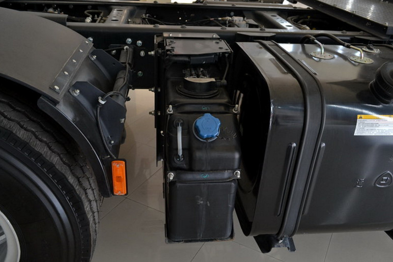 广汽日野 700系列重卡 420马力 6X4 国四牵引车(YC4250SS2PK4)