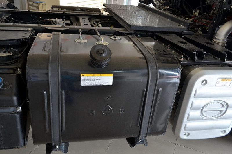 广汽日野 700系列重卡 420马力 6X4 国四牵引车(YC4250SS2PK4)
