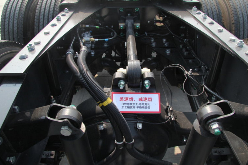 广汽日野 700系列重卡 轻量化 420马力 6X4 国五牵引车(高顶)(YC4250SS2PL5)