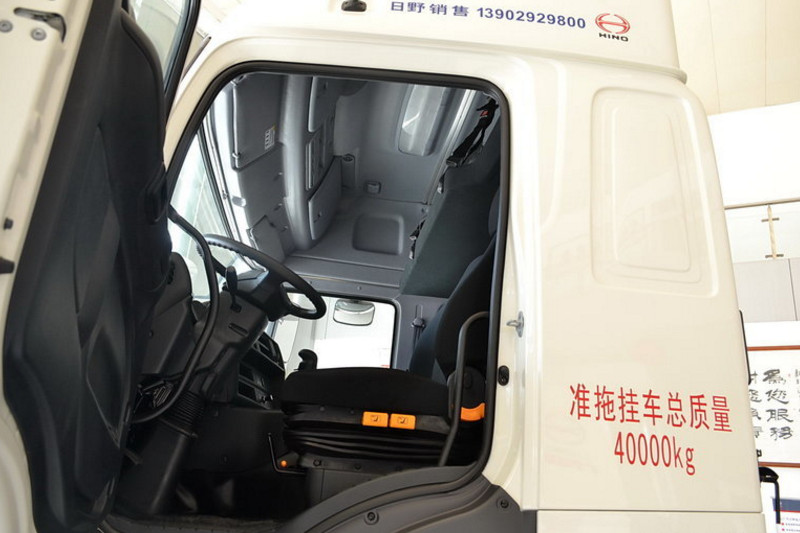 广汽日野 700系列重卡 420马力 6X4 国五牵引车(高顶双油箱)(YC4250SS2PL5)