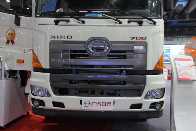 广汽日野 700系列重卡 350马力 6X4 国四牵引车(YC4250SS2PK4)