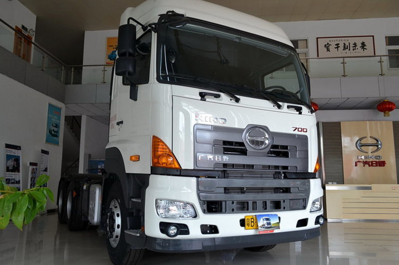 广汽日野 700系列重卡 380马力 6X4 国五牵引车(高顶双油箱)(YC4250SS2PL5)