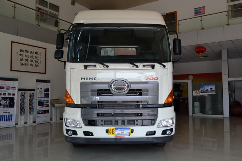 广汽日野 700系列重卡 380马力 6X4 国五牵引车(高顶双油箱)(YC4250SS2PL5)