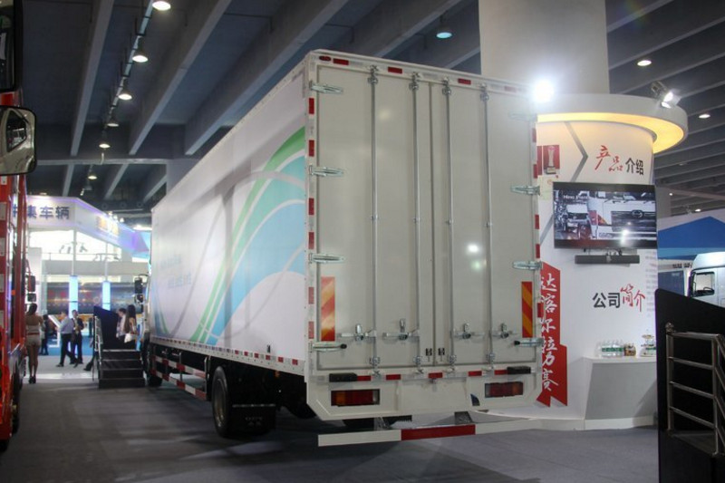 广汽日野 700系列重卡 265马力 4X2 9.7米 国五厢式载货车(YC5180XXYFH8JW5)