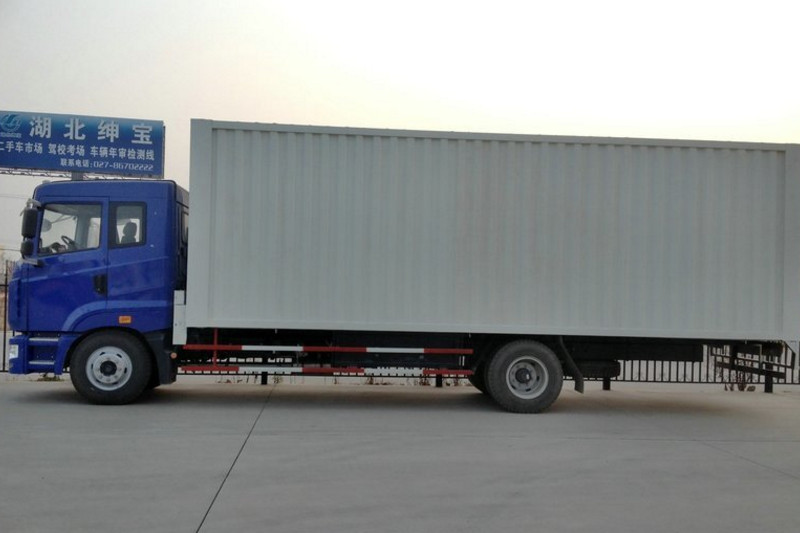 华菱 汉马重卡 160马力 4X2 7.7米 国四单排厢式载货车(HN5160XXYC16C8M4)