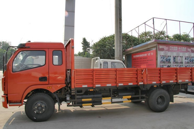 东风 多利卡D8 136马力 6.12米 国四 排半栏板载货车(DFA1140L11D6)