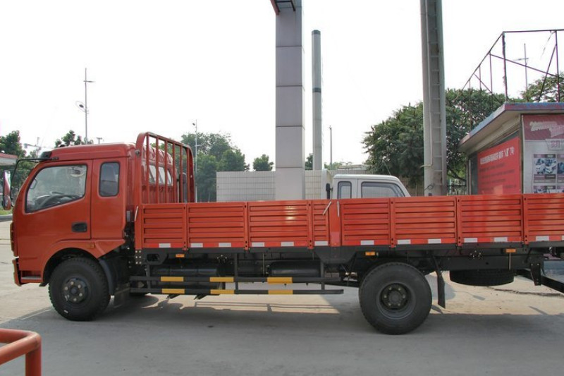东风 多利卡D8 136马力 6.12米 国四 排半栏板载货车(DFA1140L11D6)
