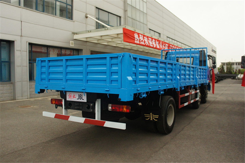 一汽解放 J6L中卡 220马力 6X2 8.7米 国四栏板载货车(CA1190P62K1L7T3E4)
