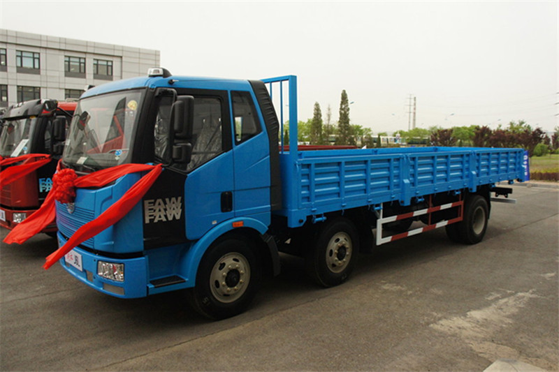 一汽解放 J6L中卡 220马力 6X2 8.7米 国四栏板载货车(CA1190P62K1L7T3E4)