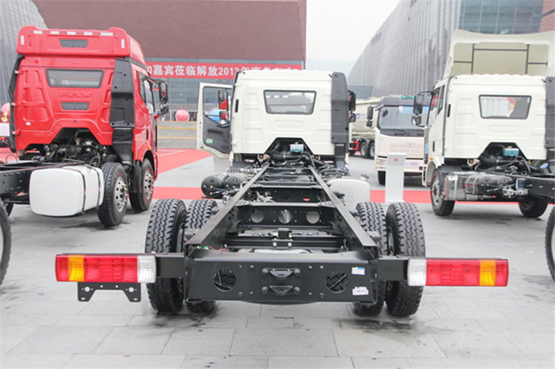 一汽解放 J6L中卡 复合型 220马力 6X2 8.2米 国四栏板载货车(CA1190P62K1L7T3E4)