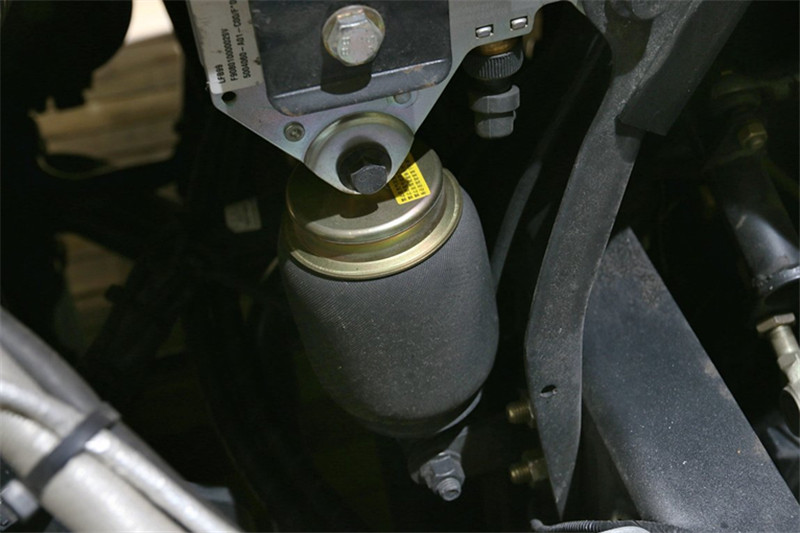 一汽解放 J6M准重卡 280马力 6X2 9.5米 国五仓栅式载货车(CA5250CCYP63K1L6T3E5)