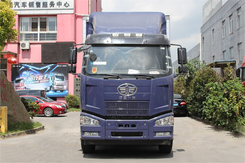 一汽解放 J6M准重卡 240马力 6X2 9.5米 国四厢式载货车(CA5250XXYP63K1L6T3E4)