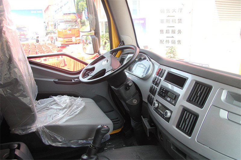 一汽解放 J6M准重卡 280马力 6X2 9.5米 国五厢式载货车(CA5250XXYP63K1L6T3E5)