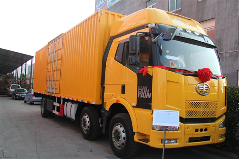 一汽解放 J6M准重卡 复合型 220马力 6X2 9.4米 国四厢式载货车(CA5250XXYP63K1L6T3AE4)