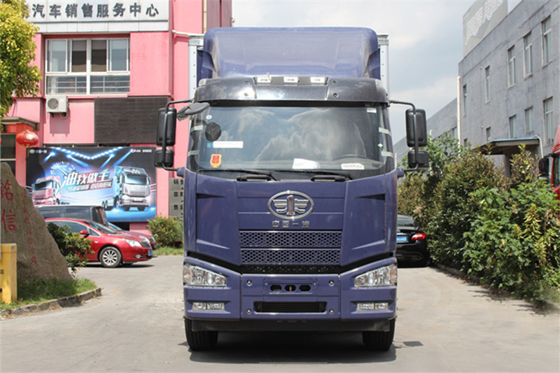 一汽解放 J6M准重卡 标载型 240马力 6X2 9.5米 国五厢式载货车(CA5250XXYP63K1L6T3AE5)