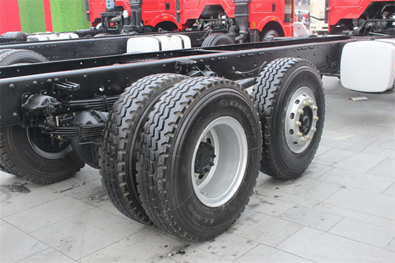 一汽解放 J6M准重卡 复合型 240马力 8X2 9.4米 国四栏板载货车(CA1310P63K1L6T10E4)