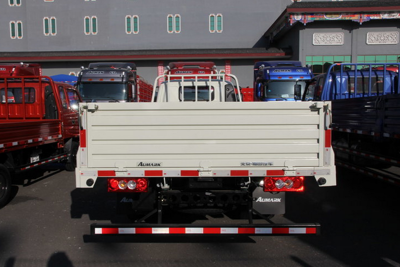 福田 欧马可3系 156马力 4X2 5.2米 国四 排半栏板载货车(BJ1129VGJED-F1)