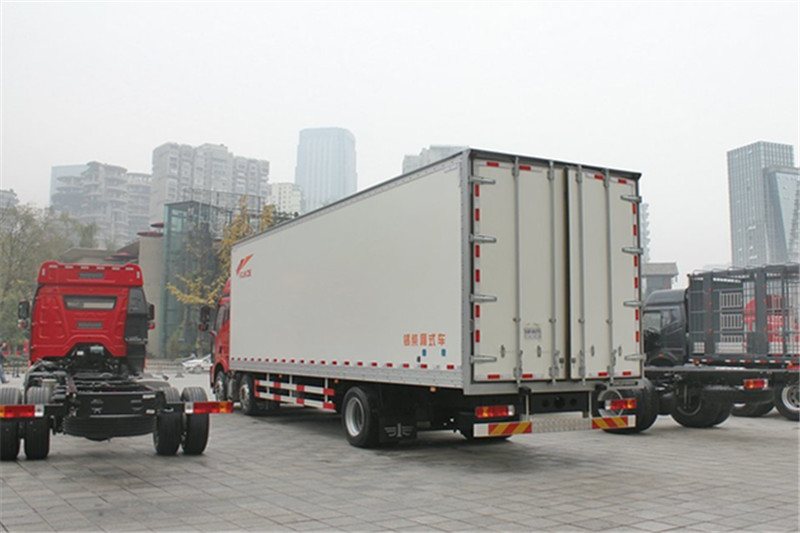 一汽解放 J6P重卡 260马力 6X2 8.7米 国四厢式载货车(CA5200XXYP63K1L6T3E4)