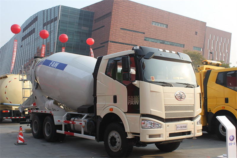 解放 J6P 350马力 6X4 国三混凝土搅拌车(复合型)(CA5250GJBP66K2L2T1E)