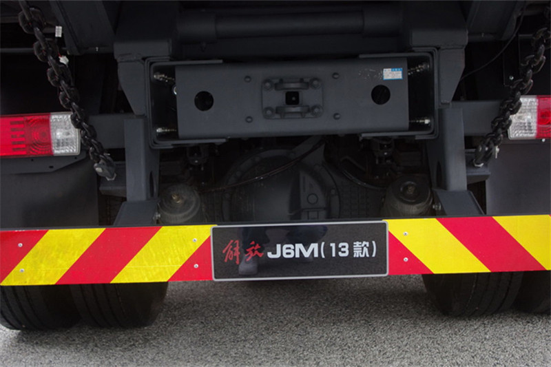 一汽解放 J6M准重卡 320马力 8X4 国四自卸车底盘(CA3310P63K2L1BT4E4)