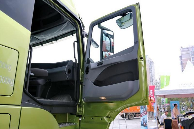 福田 欧曼GTL 6系重卡 380马力 6X4 国五LNG牵引车(BJ4259SMFCB-XA)