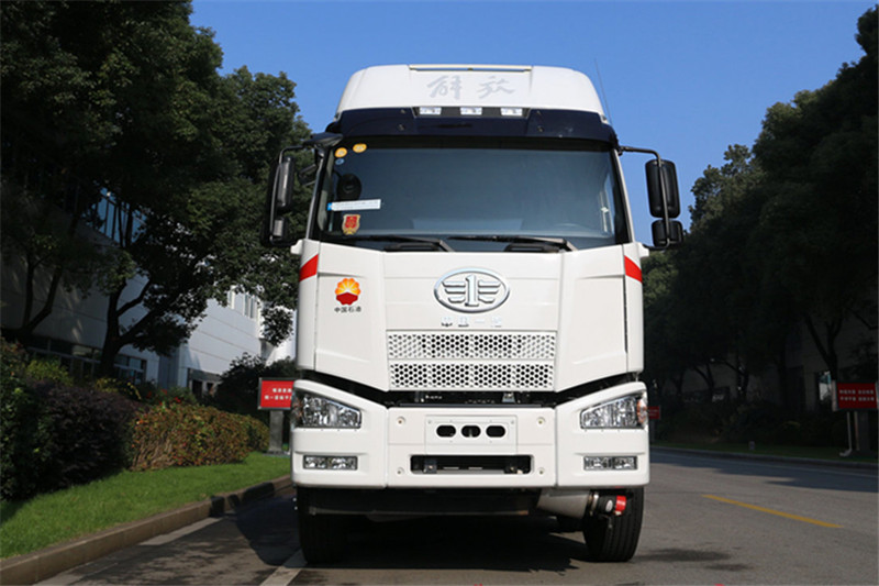 一汽解放 J6M重卡 280马力 8X4 国五运油车(陆平机器牌)(LPC5320GYYC5)