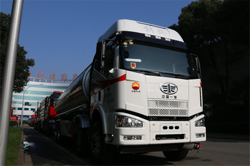 一汽解放 J6M重卡 280马力 8X4 国五运油车(陆平机器牌)(LPC5320GYYC5)