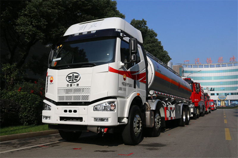 一汽解放 J6M重卡 280马力 8X4 国五运油车(陆平机器牌)(LPC5320GYYC5)