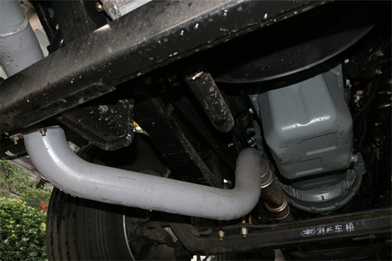 一汽解放 J6M重卡 280马力 8X4 国五运油车(陆平机器牌)(LPC5320GYYC5)
