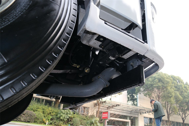 一汽解放 J6M重卡 280马力 8X4 国五运油车(陆平机器牌)(LPC5320GYYC5)