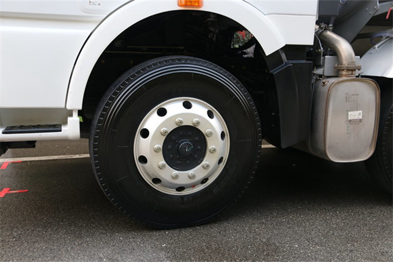 一汽解放 J6M重卡 280马力 8X4 国五运油车(陆平机器牌)(LPC5320GYYC5)