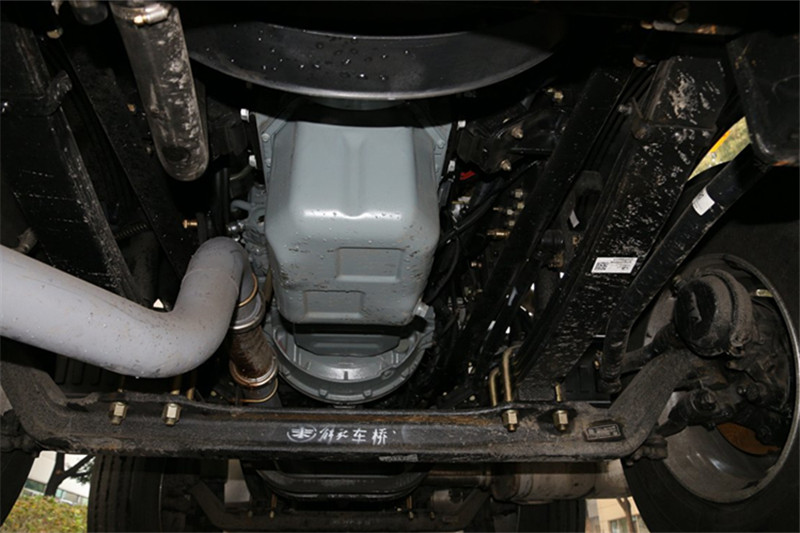 一汽解放 J6M重卡 280马力 8X4 国五运油车(陆平机器牌)(LPC5320GYYC5)