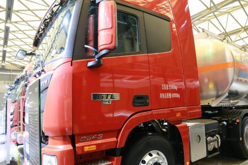 福田 欧曼GTL 6系重卡 超能版 400马力 6X4 国五危险品牵引车(速比:3.7)(BJ4259SNFKB-AB)