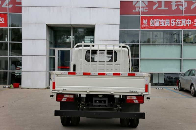 江铃 凯锐800 豪华款 122马力 4X2 4.2米 国四单排栏板轻卡(JX1043TG24)