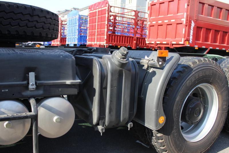 福田 欧曼GTL 9系重卡 420马力 6X4 国五LNG牵引车(BJ4259SMFCB-XA)