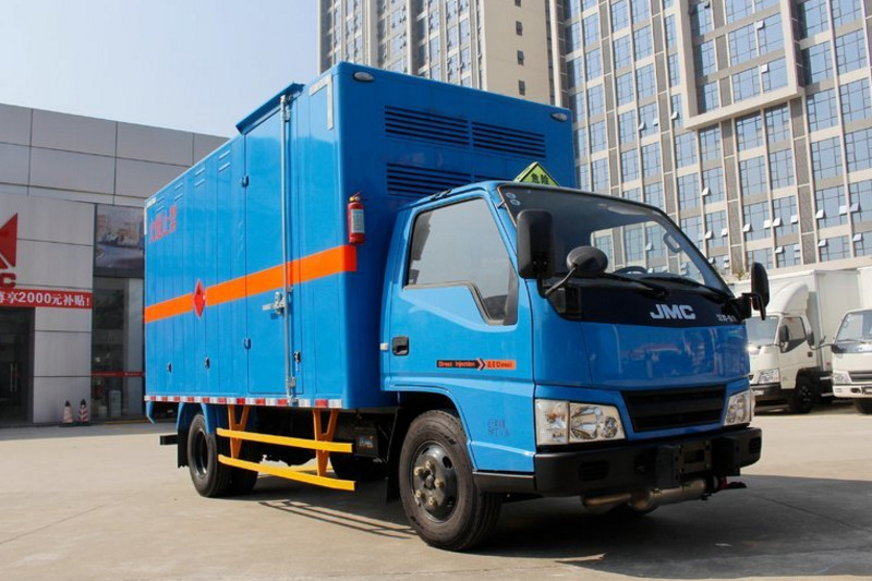 江铃 顺达 109马力 4X2 4.2米 国四单排危运车(JX1041TG24)