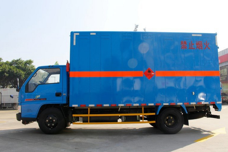 江铃 顺达 109马力 4X2 4.2米 国四单排危运车(JX1041TG24)