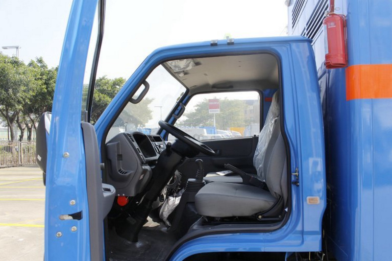 江铃 顺达 109马力 4X2 4.2米 国四单排危运车(JX1041TG24)