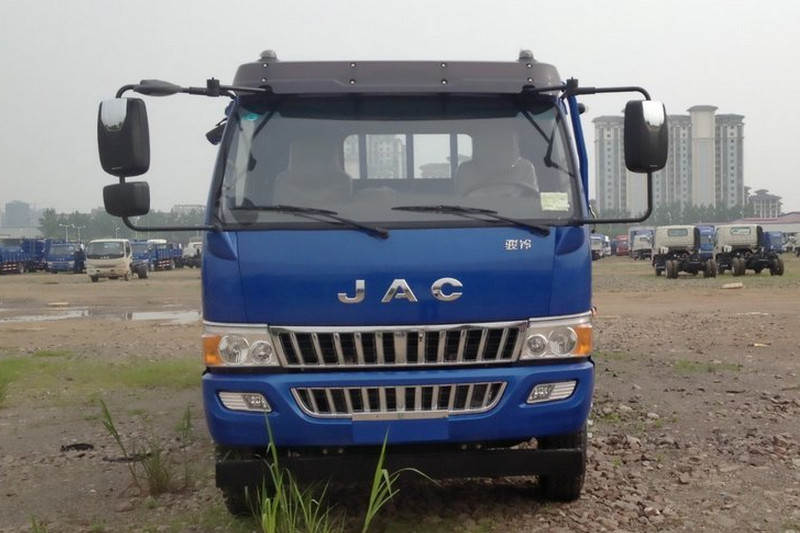 江淮 骏铃W530中卡 160马力 4X2 6.7米 国四 栏板载货车(HFC1131PZ6K2E1)