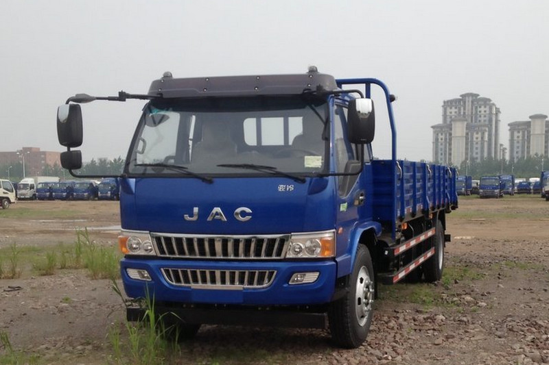 江淮 骏铃W530中卡 160马力 4X2 6.7米 国四 栏板载货车(HFC1131PZ6K2E1)