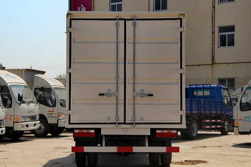 江淮 骏铃W470 130马力 4X2 6.2米 国四 排半厢式载货车(HFC5120XXYP91K2D4)