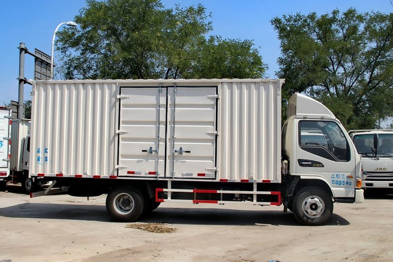 江淮 骏铃W470 130马力 4X2 6.2米 国四 排半厢式载货车(HFC5120XXYP91K2D4)