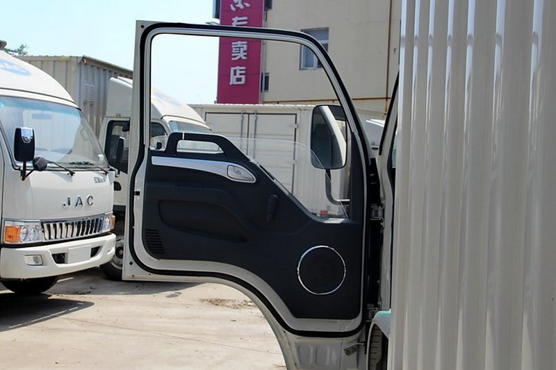 江淮 骏铃W470 130马力 4X2 6.2米 国四 排半厢式载货车(HFC5120XXYP91K2D4)