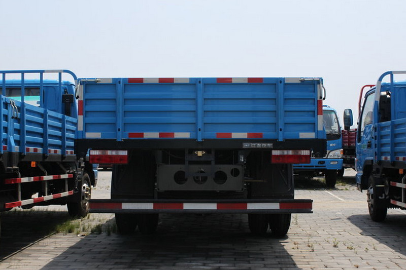 江淮 骏铃W470 140马力 4X2 6.2米 国四 排半栏板载货车(HFC1120P91K2D4)