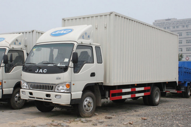 江淮 骏铃W530 160马力 4X2 6.8米 国四 排半厢式载货车(HFC5110XXYP81K1E1)
